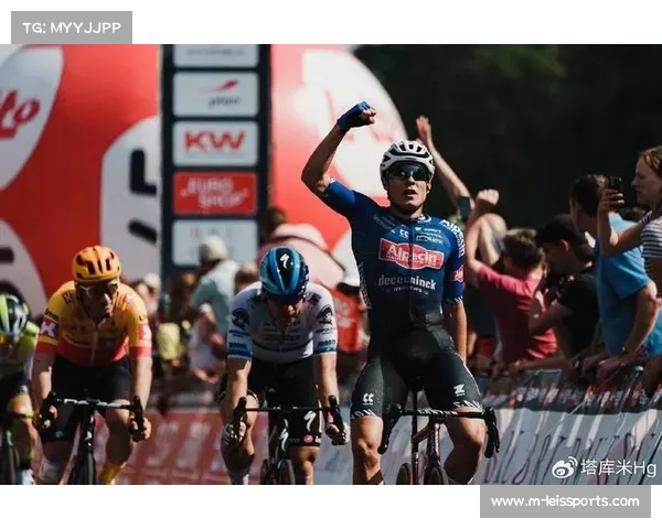 菲利普森冲刺后向范阿尔特致敬 经典手势传承彰显赛场精神